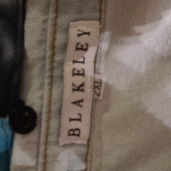 Super Stylish jean jacket with tye dye sleeves and hood - Picture 3 of 3